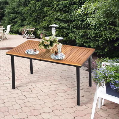 Zdjęcie produktu dla Stół ogrodowy COSTWAY z otworem na parasol, stół patio z drewna akacjowego, drewniany stół prostokątny z metalową ramą dla 6-8 osób 140x75x76cm