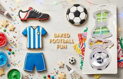 Produktbild von GKA 4 Stück Ausstechformen Fußball Ausstecher Keksausstecher Plätzchenausstecher Stempel Trikot Hose Ball und Fußballschuh