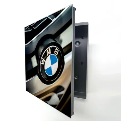 Produktbild von Schlüsselkasten Schwarz Metall, BMW Sportwagen Logo Motiv hinter Glas, Moderne Schlüsselbox rechtsöffnend, 32x28x6,5 cm, 20 Haken für Ordnung im Flur.
