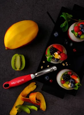 Produktbild von Microplane 48192, Obst & Gemüse, Y-Schäler, Edelstahl, Rot, Edelstahl, Kunststoff, Aufhängeloch