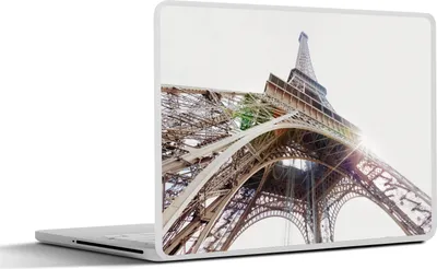 Produktbild von MuchoWow® Laptop Aufkleber Sticker Cover Der Eiffelturm mit einem Sonnenstrahl durch den Eisenrahmen 25x18 cm - Laptop-Deko