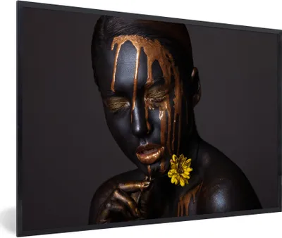 Produktbild von MuchoWow® Gerahmtes Poster Frau - Gold - Schwarz - Blume 90x60 cm - Poster mit Schwarzem Bilderrahmen Wandposter Rahmen Foto Bilder - Fotorahmen - Foto-Plakat