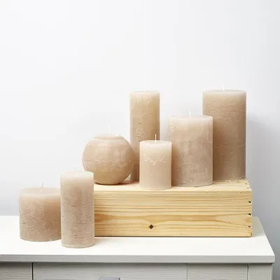 Obrázek produktu pro Svíčka značky Stumpenkerze, průměr 7 cm, výška 10 cm, barva: béžová, doba hoření: cca 45 hodin.
