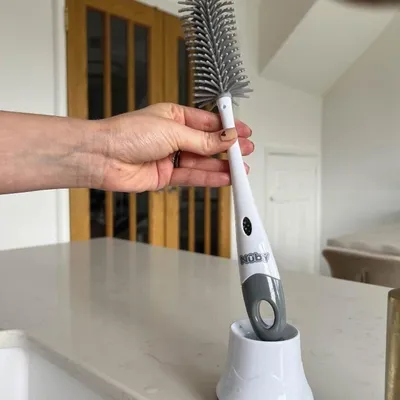 Produktbild von Babyflaschenbürste, Nuby 2-in-1 Reinigungsbürste für Flaschen und Sauger, mit hygienischer Halterung, Silikonborsten, Spülmaschinenfest