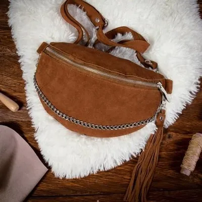 Produktbild von Belveder Bauchtasche, Gürteltasche aus Wildleder mit Kette und Quaste, ideal für den Alltag und besondere Anlässe, elegante und modische Bauchtasche in Braun