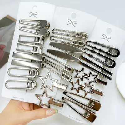 Produktbild von 24 silberne Haarspangen für Damen und Mädchen aus Metall, Haarschmuck mit 12 Designs, Haarclips und Haarklammern