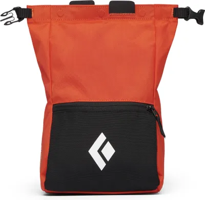 Schwarzer Chalkbag mit orangefarbenem Oberteil; Hersteller Black Diamond; Modell Team Chalk Pot; geeignet für Klettern.