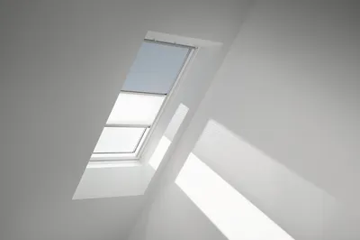 Produktbild von VELUX Vorteils-Set Verdunkelungsrollo uni himmelblau und Faltstore Plissee weiß manuell Rahmen aluminium DFD P06 4576S