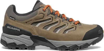 Moraine GTX Trailhiking-Schuh von Scarpa in braun mit orangefarbenen Schnürsenkeln; geeignet für Herren.