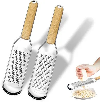 Immagine prodotto di Ibenzoa® Grattugia per parmigiano e verdure, 2 pezzi – lame sottili e grossolane in acciaio inossidabile, manico in legno, piedini in gomma antiscivolo, protezione in plastica
