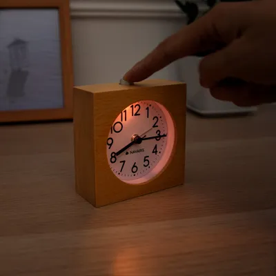 Produktbild von Navaris Analog Holz Wecker mit Snooze - Retro Uhr im Viereck Design mit Ziffernblatt Alarm - Leise Tischuhr ohne Ticken - Naturholz in Hellbraun
