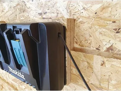 Obrázok produktu pre Držiak StealthMounts na zavesenie dvojitej nabíjačky MAKITA DC18RD, čierny, 1 pár