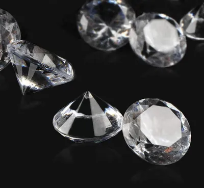 Imagen del producto de Diamantes incoloros decorativos: Piedras transparentes ideales para decorar y esparcir