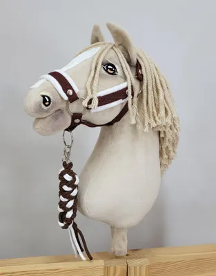 Produktbild von Hobby Horse Babybett A3 mit weißem Fell braun und verstellbarem Band