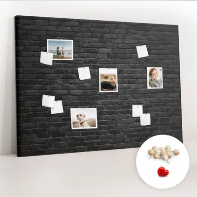 Obrázek produktu pro Korková nástěnka s kolíčky - Tabule s kolíky pro fotografie a poznámky - 140x100 cm - Připínáčky dřevěné 100 kusů - Tmavá cihlová zeď