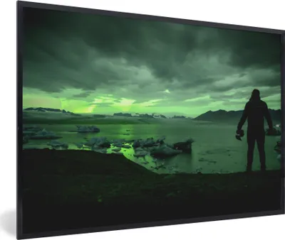 Produktbild von MuchoWow® MuchoWow® Gerahmtes Poster Nordlichter - Natur - Mensch - Island 60x40 cm - Poster mit zchwarzem Bilderrahmen - Printing - Wanddeko Schlafzimmer