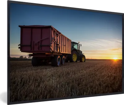 Produktbild von MuchoWow® Gerahmtes Poster Traktor - Grün - Sonnenuntergang - Horizont - Grün - Landleben 60x40 cm - Poster mit Schwarzem Bilderrahmen Wandposter Rahmen Foto Bilder - Printing - Wanddeko Schlafzimmer