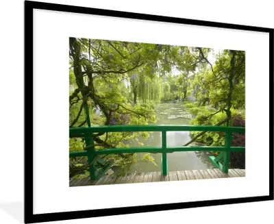 Produktbild von MuchoWow® Gerahmtes Poster Blick auf das Wasser von der japanischen Brücke im Garten von Monet in Giverny, Frankreich 90x60 cm - Poster mit Schwarzem Bilderrahmen Wandposter Rahmen Foto Bilder - Wanddekoration - Fotos