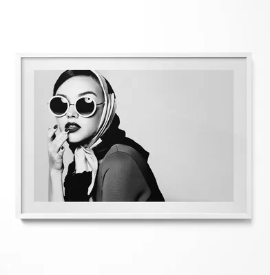 Produktbild von Schwarz-Weiß-Porträt einer Frau im Glamour-Stil– Wandbild mit Rahmen – Gerahmtes Bild  – Wanddekoration – 100x70 cm –  Weiß Rahmen