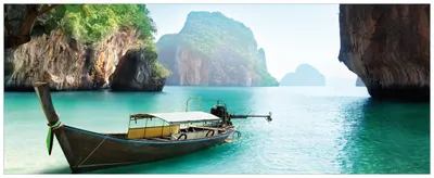 Produktbild von Wallario Wandbild aus Acryl, 125 x 50 cm, freischwebende Optik - Fischerboot in Thailand  blaues Meer und Steinfelsen