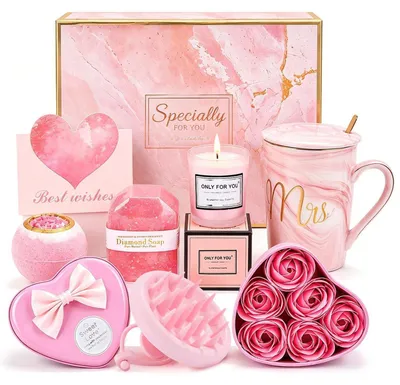 Immagine prodotto di Set regalo rosa contenente una tazza, una candela, una bomba da bagno, un sapone e una spazzola per massaggi, ideale per le donne
