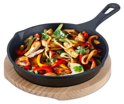 Obrázok produktu pre TRANKIELO® - Liatinová panvica s drevenou podložkou – priemer 20 cm – vhodná na indukciu, gril a BBQ