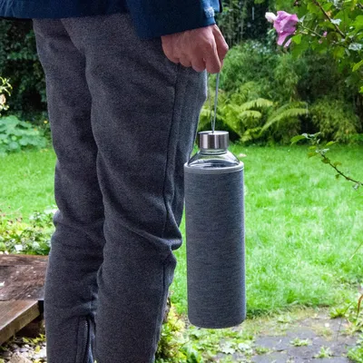 Produktbild von 1 Liter Glas-Trinkflasche - 1000 ml - auslaufsicher - Neoprenhülle - Borosilikatglas - schlankes Design