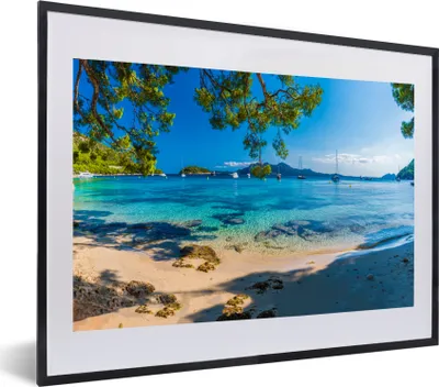 Produktbild von MuchoWow® MuchoWow® Gerahmtes Poster Strand - Meer - Boot - Mallorca 60x40 cm - Poster mit zchwarzem Bilderrahmen - Schlafzimmer - Plakat in Rahmen - Drucken