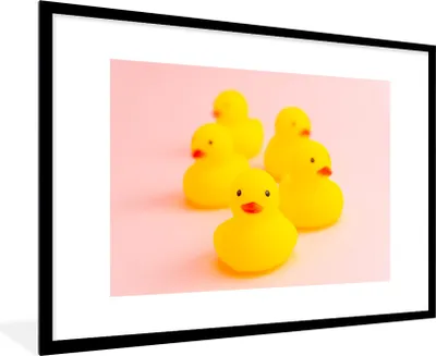 Produktbild von MuchoWow® Gerahmtes Poster Gummi-Enten - Rosa - Gelb 90x60 cm - Poster mit Schwarzem Bilderrahmen Wandposter Rahmen Foto Bilder - Wanddekoration - Fotos