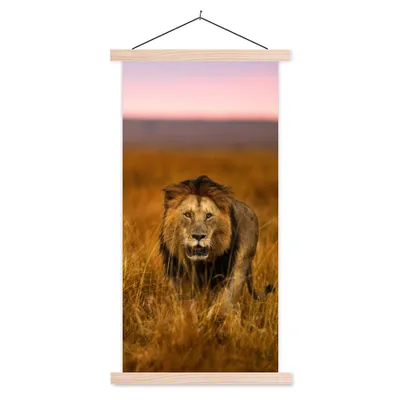 Produktbild von MuchoWow® Textilposter Löwe - Savanne - Gras 60x120 cm mit holzfarbenen Rahmen - Holz