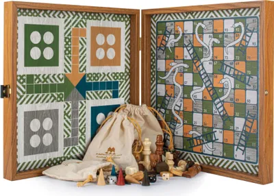 Zdjęcie produktu dla Zestaw gier Manopoulos 4 w 1 w stylu retro – wykończenie imitujące orzech – szachy, backgammon, Ludo i węże (34 x 34 cm)