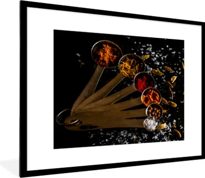 Produktbild von MuchoWow® Gerahmtes Poster Gewürze - Löffel - Salz - Gewürze - Schwarz 80x60 cm - Poster mit Schwarzem Bilderrahmen Wandposter Rahmen Foto Bilder - Schlafzimmer-Dekorationen - Fotoposter
