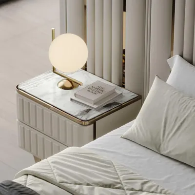 Image de Table de chevet moderne avec accents métalliques et tiroirs de rangement