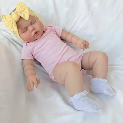 Zdjęcie produktu dla 60 cm, duże ciało z bawełny, zamknięte oczy, rysowane włosy, wszczepione rzęsy, różowy kombinezon z krótkim rękawem + białe skarpetki + jasnożółta duża opaska do włosów z kokardą, realistyczna lalka.
