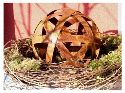 Produktbild von Edelrost Gartenkugel aus Metallbändern 40cm