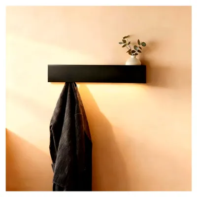 Produktbild von Wandgarderobe mit Ablage und 5 Haken – Garderobenleiste in Schwarz, Kleiderhaken für Wand, Jackenhalter für Flur, Schlafzimmer und Eingangsbereich, 43,5×7,7×8 cm