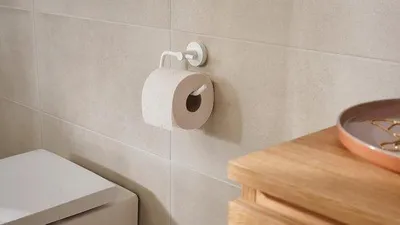 Obrázok produktu pre Držiak na toaletný papier, biely – Držiak na toaletný papier bez krytu do kúpeľne v industriálnom a modernom dizajne – Samolepiaci – 99 mm x 140 mm x 53 mm