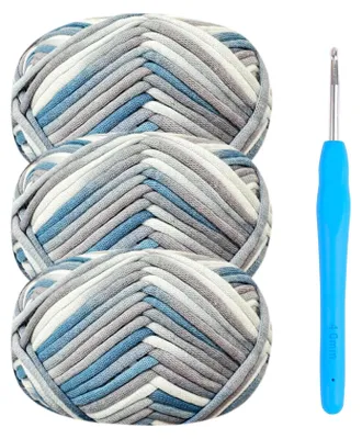 Image de 3 pelotes de laine de coton de 50 g, idéales pour les projets de crochet, avec un crochet