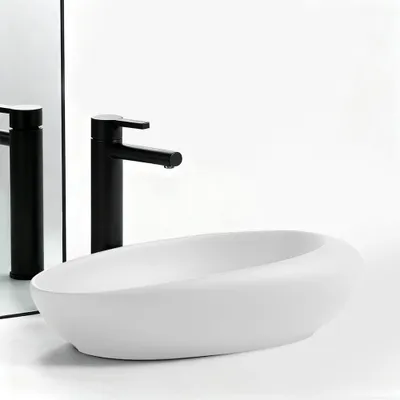 Produktbild von Sinterstein Aufsatzwaschbecken – Badezimmer Waschbecken für Zuhause, inkl. schwarzem Wasserhahn & Zubehör, Weiß, 58×37×13 cm 【QT580】