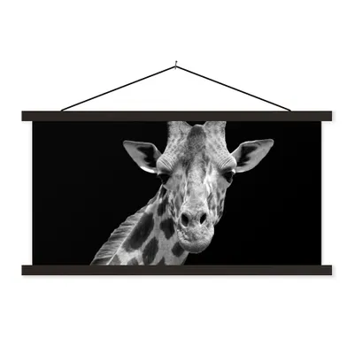 Produktbild von MuchoWow® Textilposter Giraffe - Wildtiere - Schwarz - Weiß - Porträt 120x60 cm mit schwarzem Rahmen - Dekoration Schlafzimmer