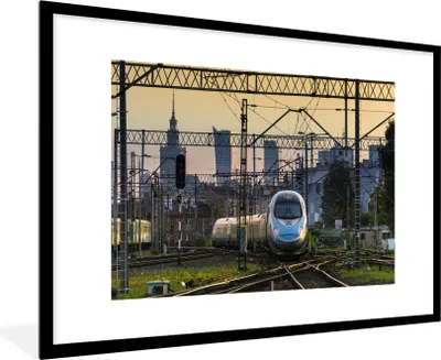 Produktbild von MuchoWow® Gerahmtes Poster Ein Zug in Warschau 90x60 cm - Poster mit Schwarzem Bilderrahmen Wandposter Rahmen Foto Bilder - Wanddekoration - Fotos