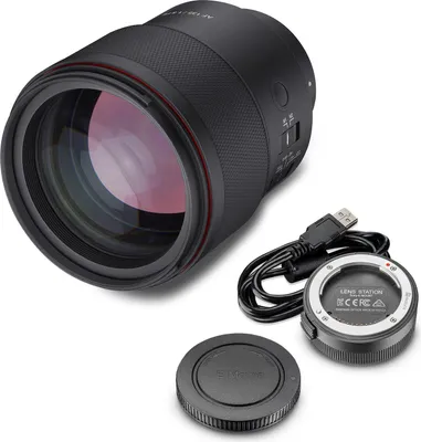 Produktbild von Samyang Set Teleobjektiv AF 135mm F1.8 FE kompatibel mit Sony E & Lens Station – Autofokus Vollformat & APS-C – lichtstarke Festbrennweite, Alu-Gehäuse Wetterschutz – für A9 A7 A1 Alpha 6000 A7C II (1023246)