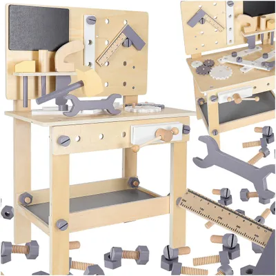 Image de Atelier de bricolage en bois avec des outils, présenté sur une table, idéal pour les jeunes bricoleurs