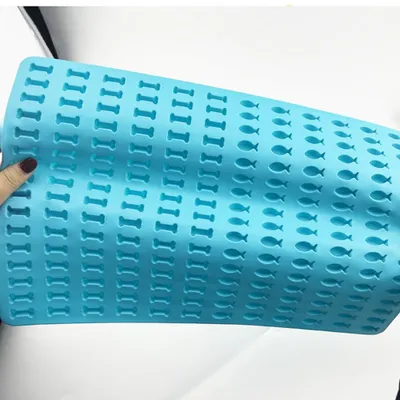 Produktbild von Silikon-Backmatte | 1,5 cm gewölbte Backform für Hundekekse, Hundeleckerlis | Hitzebeständig 240 °C | 40 x 28,5 x 1,5 cm | Lebensmittelecht (BPA-frei) | Haustier-Keksform