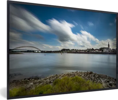 Produktbild von MuchoWow® Gerahmtes Poster Skyline - Nijmegen - Blau 90x60 cm - Poster mit Schwarzem Bilderrahmen Wandposter Rahmen Foto Bilder - Fotorahmen - Foto-Plakat
