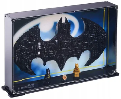 Image de Vitrine noire pour LEGO® 76330 DC Super Heroes – Batman™, avec fond imprimé du logo Batman™