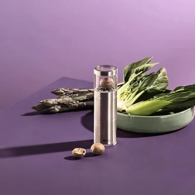 Produktbild von Muskatmühle, Design Muskatreibe für ganze Muskatnüsse in Schwarz | Scharfe PreciseCutDuo Edelstahlklinge für feines Reiben, Vorratsfach und aromafrische Aufbewahrung