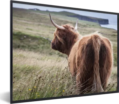 Produktbild von MuchoWow® Gerahmtes Poster Schottische Highlander - Natur - Meer 80x60 cm - Poster mit Schwarzem Bilderrahmen Wandposter Rahmen Foto Bilder - Schwarzem - Mit Gestell