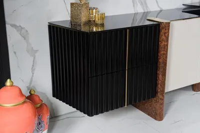 Image de Console avec miroir – Pour plus de style et d'espace de rangement dans le couloir ou l'entrée.