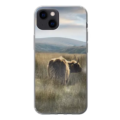Produktbild von MuchoWow® Handyhülle Schutzhülle Hülle für iPhone 13 Schottische Highlander - Nebel - Gras Silikon Softcase Handy Hülle - Karteninhaber